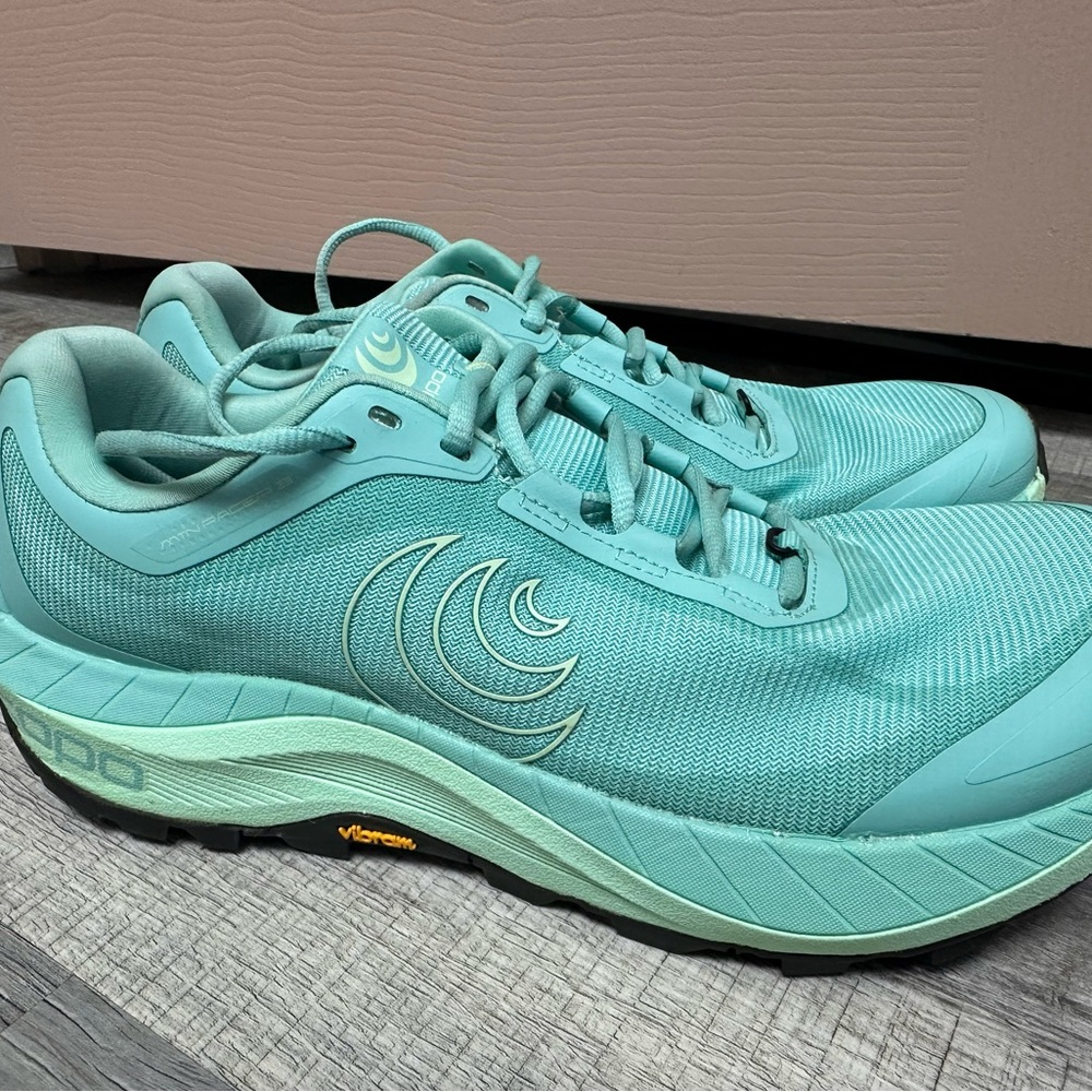 Topo MTN Racer 3 Women's size 8.5 trail runners teal